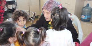 Montessori çocukları yaşlıları sevindirdi