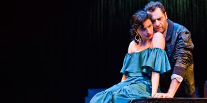 İakovos Kampanelis’in “Kırmızı Eldivenli Stella” oyunu