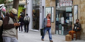 Beş kişilik aile arabada yaşıyor