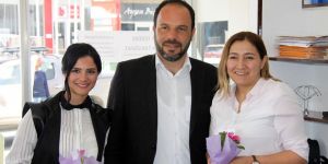 İskele Belediyesi, kadınlara çiçek dağıttı