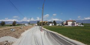 Yol yapıldı, direk ortada kaldı…