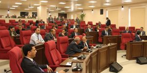 Mecliste 13 saatlik mesai