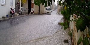 Larnakada şiddetli yağış su baskınlarna neden oldu