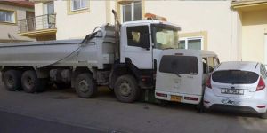 Park halindeki kamyon akarak araçları ezdi