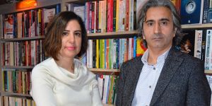 Çöpten toplanan kitaplardan kütüphane