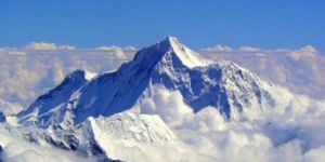 Everestte helikopter düştü