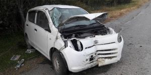 Önce arabaya, sonra ağaçlara çarptı!