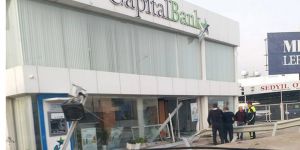 Yoldan çıktı, bankaya girdi!