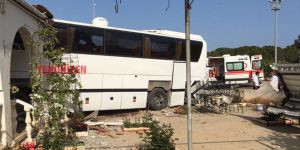 MAĞUSA'da otobüs eve girdi!