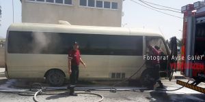Park halindeki minibüs alev aldı