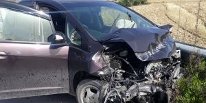 Virajı alamadı, bariyerlere çarptı