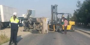 Dikkatsizlik kaza getirdi:  Beton sete çarpıp devrildi