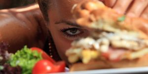 İnanılmaz ama gerçek: Kilo kaybettikçe diyetten uzaklaşanlar!