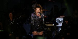 Hadise, UKÜ’de hayranlarıyla buluştu