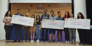 DAÜ’den başarılı öğrencilerine nakdi çek ödülü