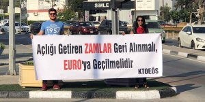 Öğretmenden pankartlı eylem