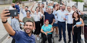 Harmancı “100 Maddede %100 Lefkoşa” kitapçığı ile Lefkoşalıları ziyaret ediyor