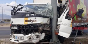 Yoldan çıktı, reklam panosuna çarptı