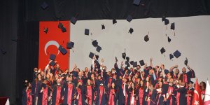 YDÜ Eczacılık Fakültesi mezunlarını verdi