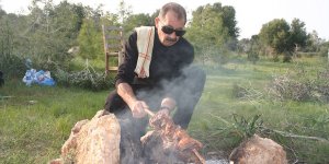 Kıbrıs mutfağında değnek kebabı ve kuzu çevirme