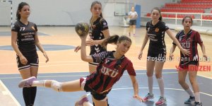 Kızlar devam, erkekler beklemede