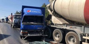 Kamyon ile beton mikseri çarpıştı