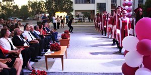 AÖA mezunları diplomalarını aldı