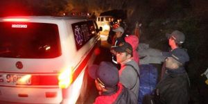 Kamyon ağaca çarptı: 16 ölü