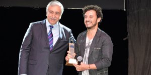 Buray’a ödülünü Akıncı verdi