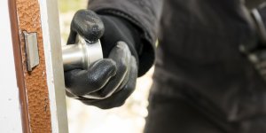 Yatak odasındaki kasayı alıp gittiler…