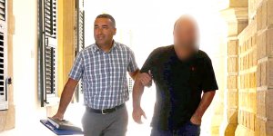 Başıboş köpeklere ateş etti