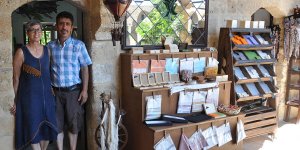 Kıbrıs peşkirleri ve zeytinden yapılmış takılar ‘Mukhtar’da…