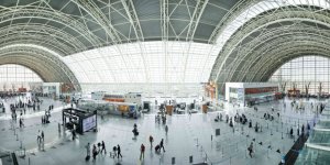 BİR AKADEMİSYENE İZMİR HAVAALANI’NDA GÖZALTI