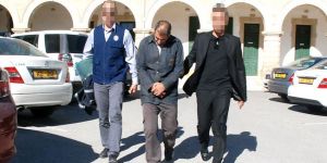 Kadınlar tuvaletine gizli kamera taktı