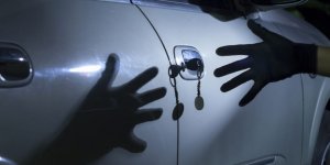 Şiddet uyguladılar, arabayı alıp kayıplara karıştılar…