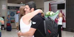 Kontides havaalanında karşılandı