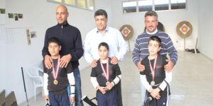 Minik okçulara ödülleri babalarından