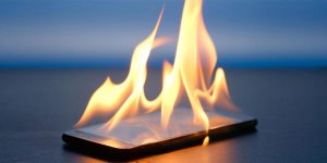 Arabada bırakılan tablet patladı