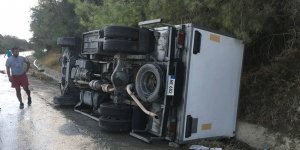 Dağ yolunda kamyon araç devrildi