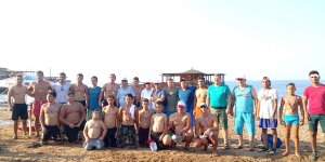 Güreşçiler plajda yarıştı