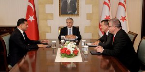 Akıncı, muhalefet ile bir araya geldi