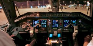 Kokpitte telefonun şarj etmeye çalışan yolcu uçaktan atıldı