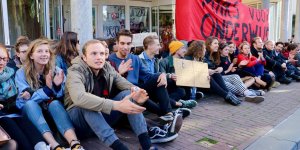 Öğrenciler üniversiteyi bastı