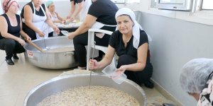 “Aşure lokması” dağıtıldı