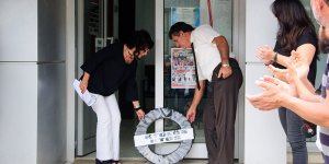 Öğretmen 'Eğitim'e siyah çelenk bıraktı