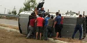 Araba yoldan çıktı, orta refüje devrildi