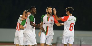 Azat atıyor, Baf kazanıyor