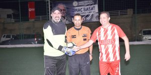 Basın halı sahada terliyor