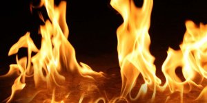 Sanayide çöp ve molozlar yandı