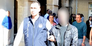 Kiracı olduğu eve hasar verdi